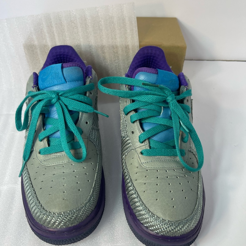 Size 9.5- Nike Air Force 1 Premium 07
Japan